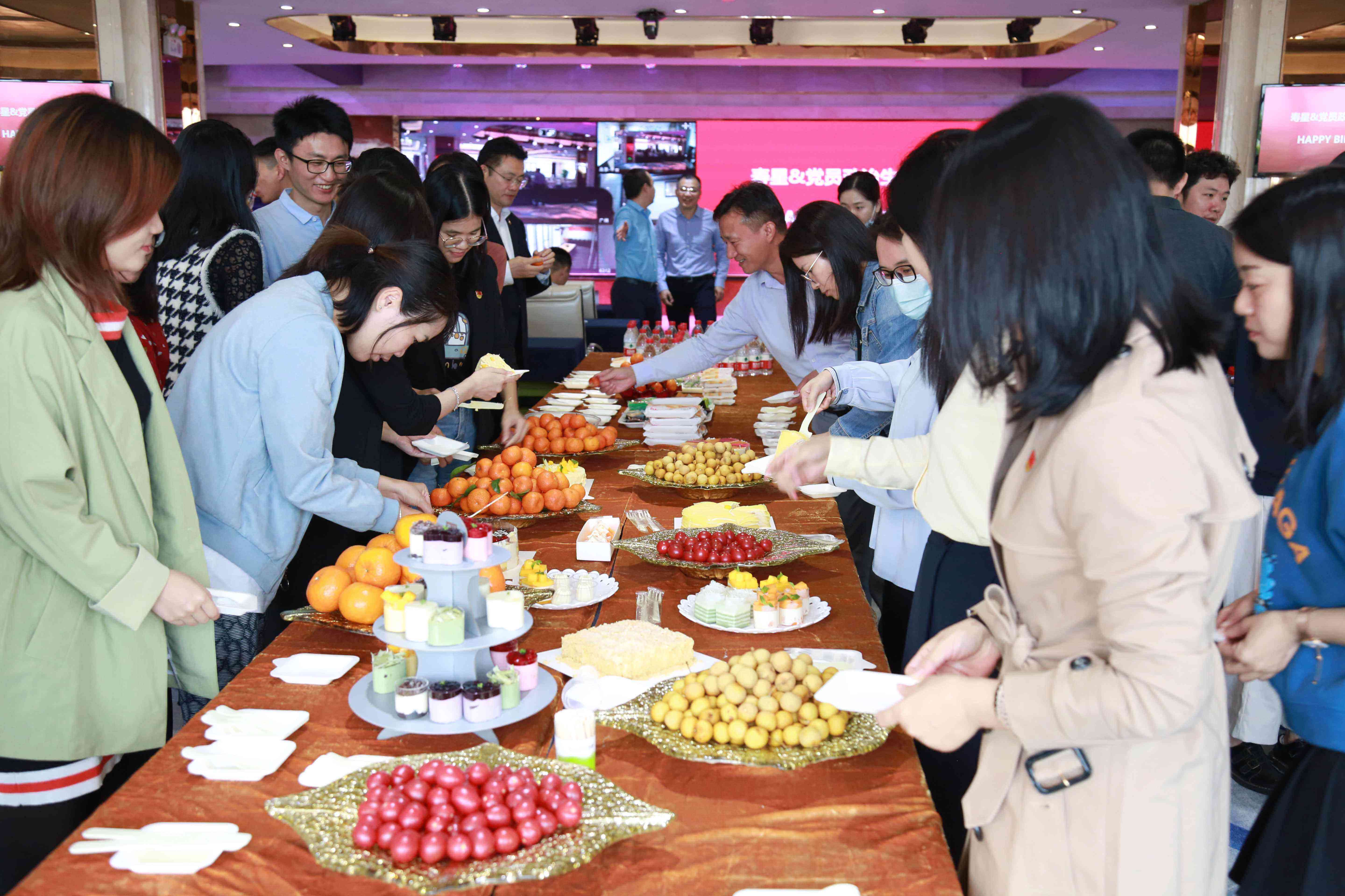 企业党建与文化相融合，点亮员工生日会